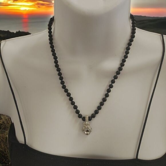 LADIE'S HAND KNOTTED STONE BEADED BLACK NECKLACE WITH CHROME PENDANT. NWOT - Picture 1 of 3